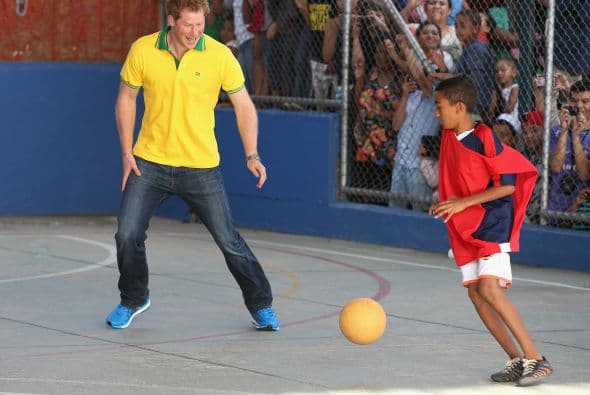 Al siguiente día compartió una 'cascarita' con algunos niños que perdieron a sus padres.