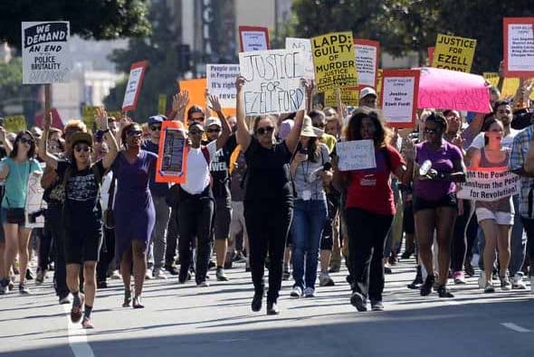 Angelinos alzaron su voz por los recientes casos de muerte, resultados del exceso de fuerza policial durante detenciones. En lo que va de agosto, por lo menos cuatro arrestos terminaron en muerte o con secuelas permanentes para los sospechosos han sido reseñadas en Los Ángeles. Detalles de los casos aquí: aquí