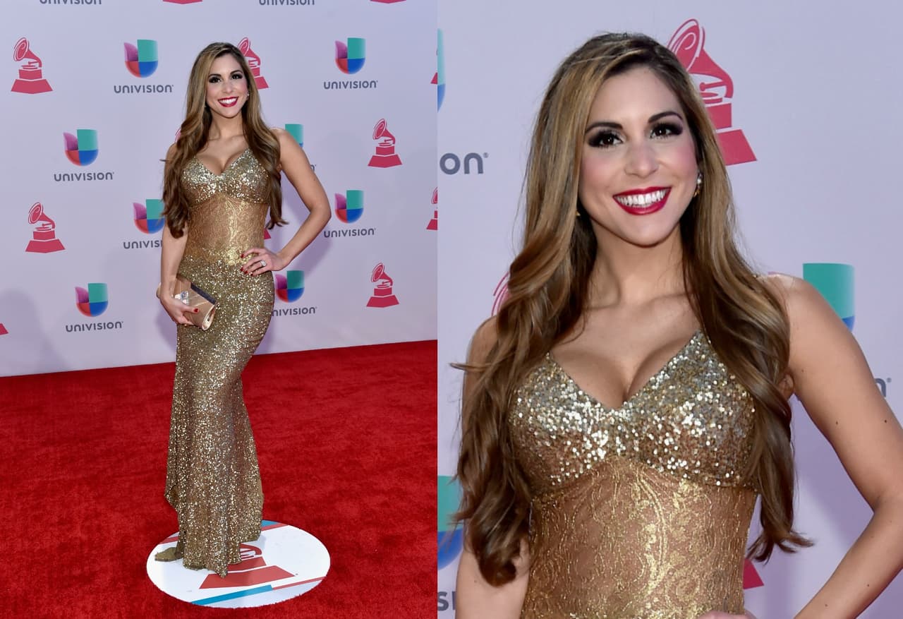 Alejandra Olavarria lució un vestido dorado, labios rojos y un color intenso en los ojos.