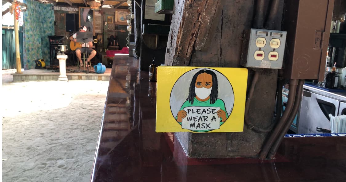 En los restaurantes, todos los empleados usan máscaras y tienen desinfectantes para los clientes. 
<br>