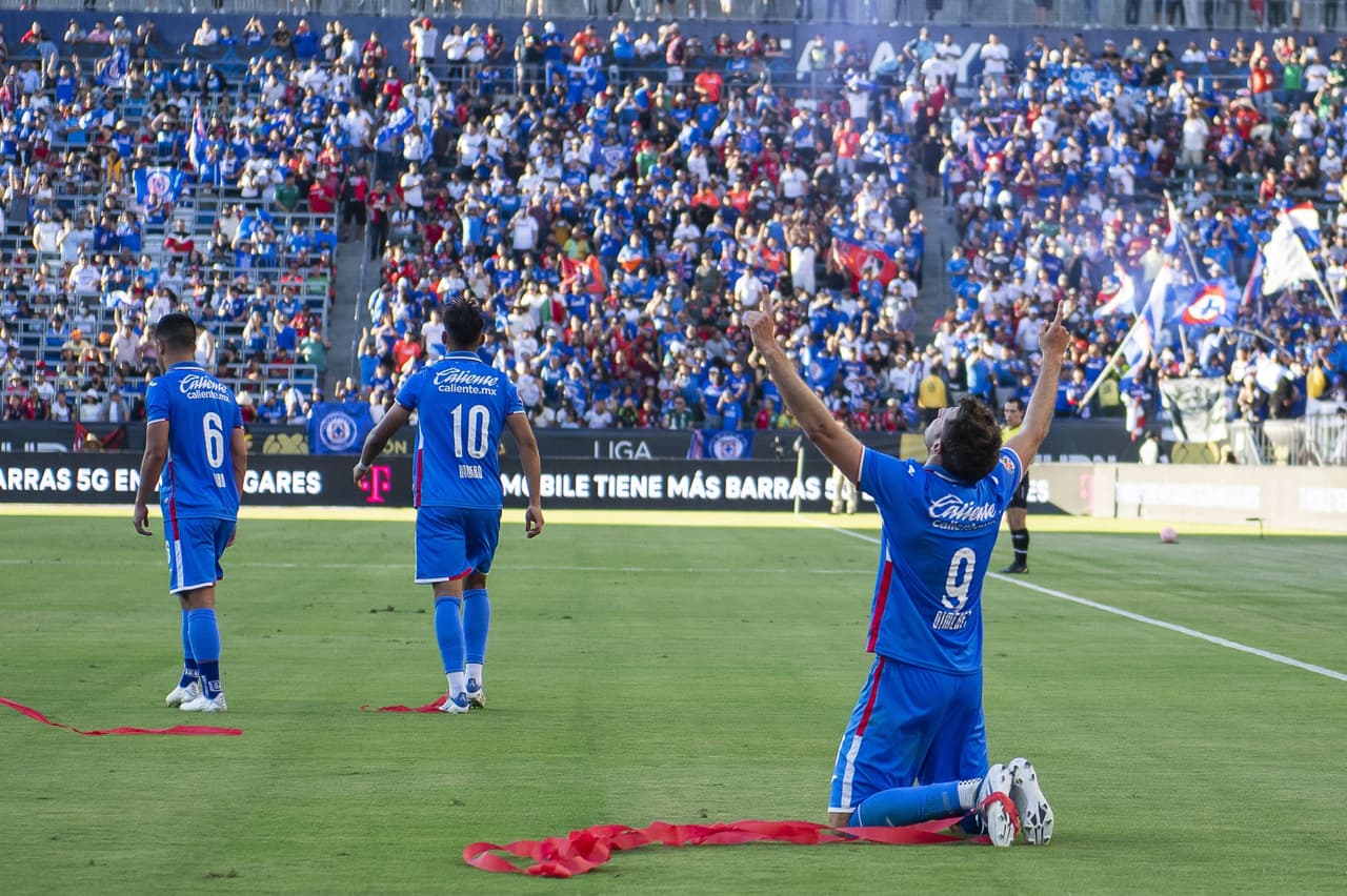 Julián Quiñones pasó de héroe a villano en cuestión de minutos, pues marcó el gol para empatar 2-2 en el tiempo reglamentario, pero voló el último cobro en los penales para darle el triunfo a Cruz Azul.