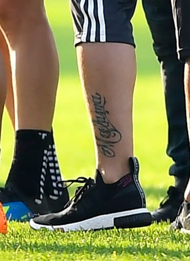 Maluma es el nombre que Juan Luis creó para sí mismo y que imprimió en su piel cuando aún era adolescente. Es un acrónimo formado con las primeras letras de los nombres de Marllí, su mamá; Luis, papá y Manuela hermana.