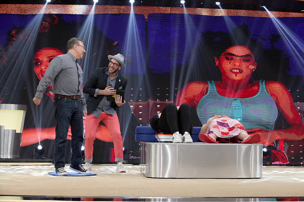 En la siguiente prueba, Angélica y Mela se debieron acostar sobre una cama vibrante mientras hacían preguntas que Fernando debía contestar. No fue nada fácil para ellas.