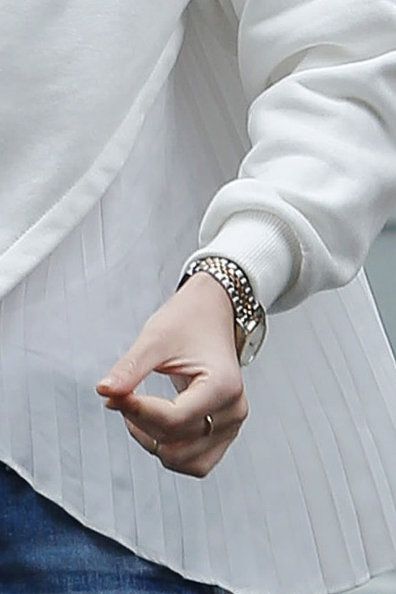 Después se lo puso entre sus dedos.