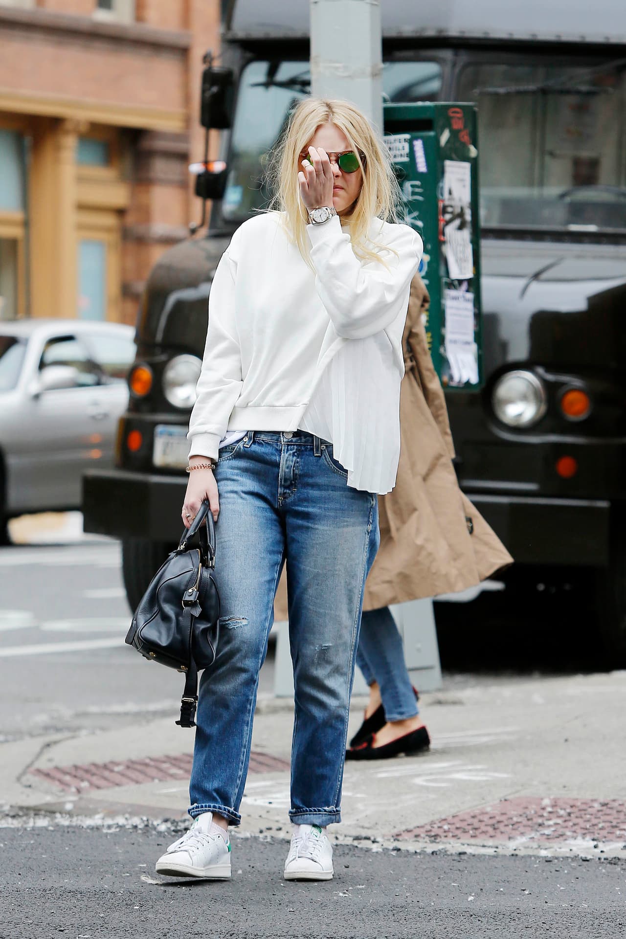 Mostrando su "joya" ante la lente.