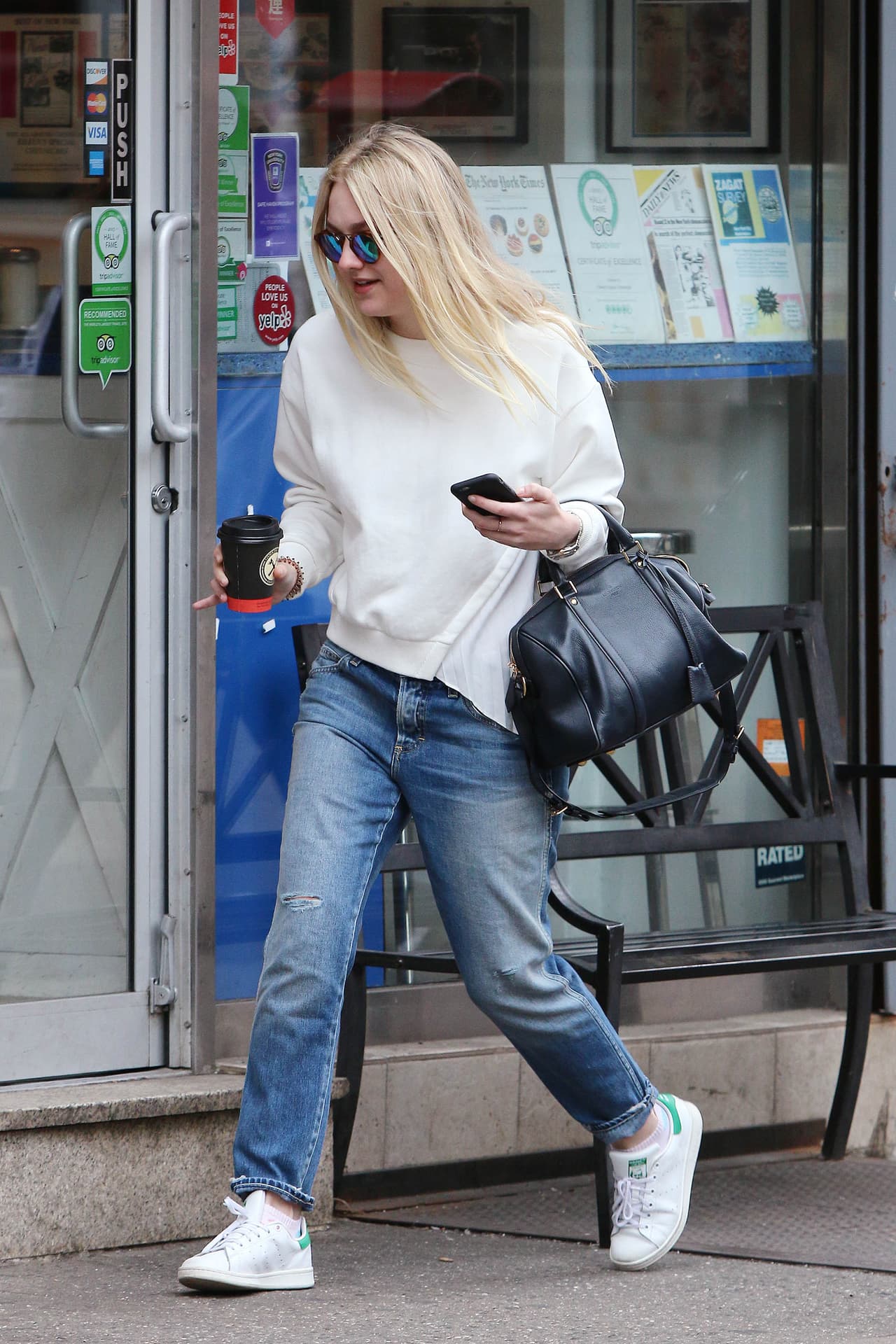 Dakota luego fue por su café matutino a un local.