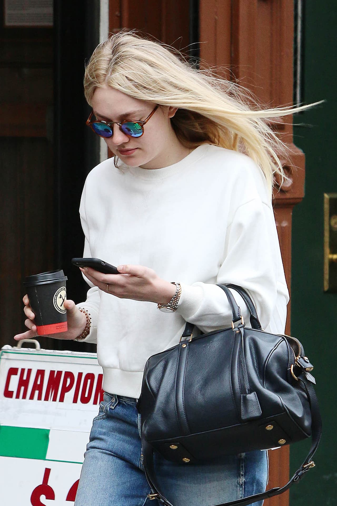 Sacó su teléfono, ¿para chismearle a su hermana su 'bromita'?