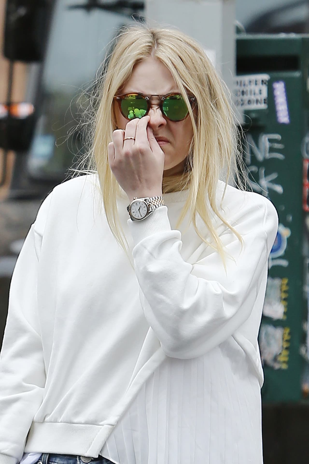 Dakota se metió el dedote en la nariz, acompañada de una mala cara.