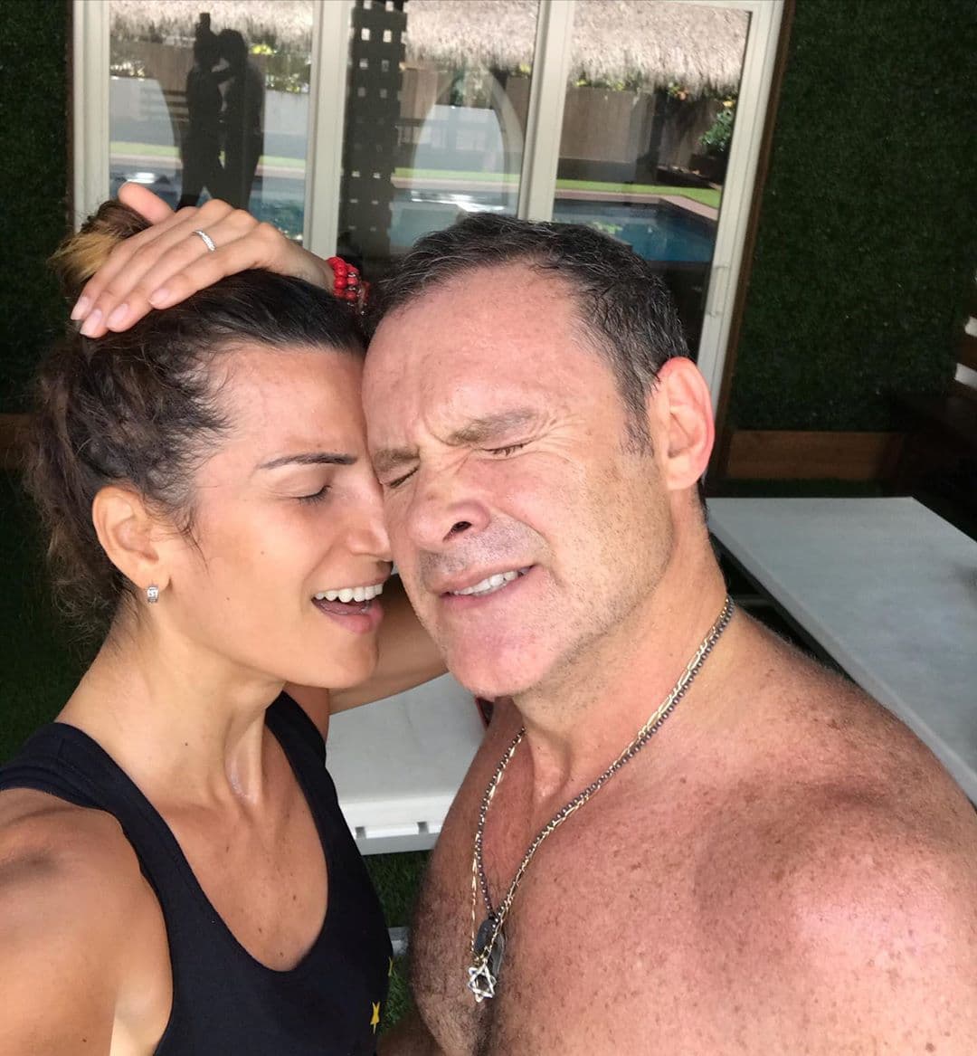 Cuando Alan no está conduciendo desde su casa o el estudio, nos muestra como pasa los días de distaciamiento social. Aquí lo vemos junto a su esposa después de hacer las rutinas de entrenamiento físico.