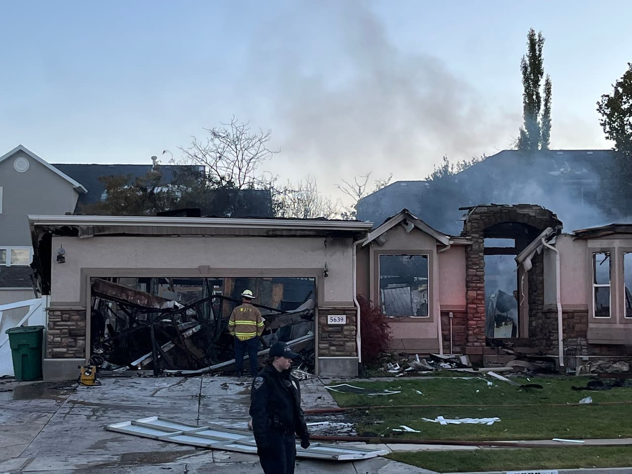 Fuerte incendio consume casa en West Jordan; no hubo heridos 