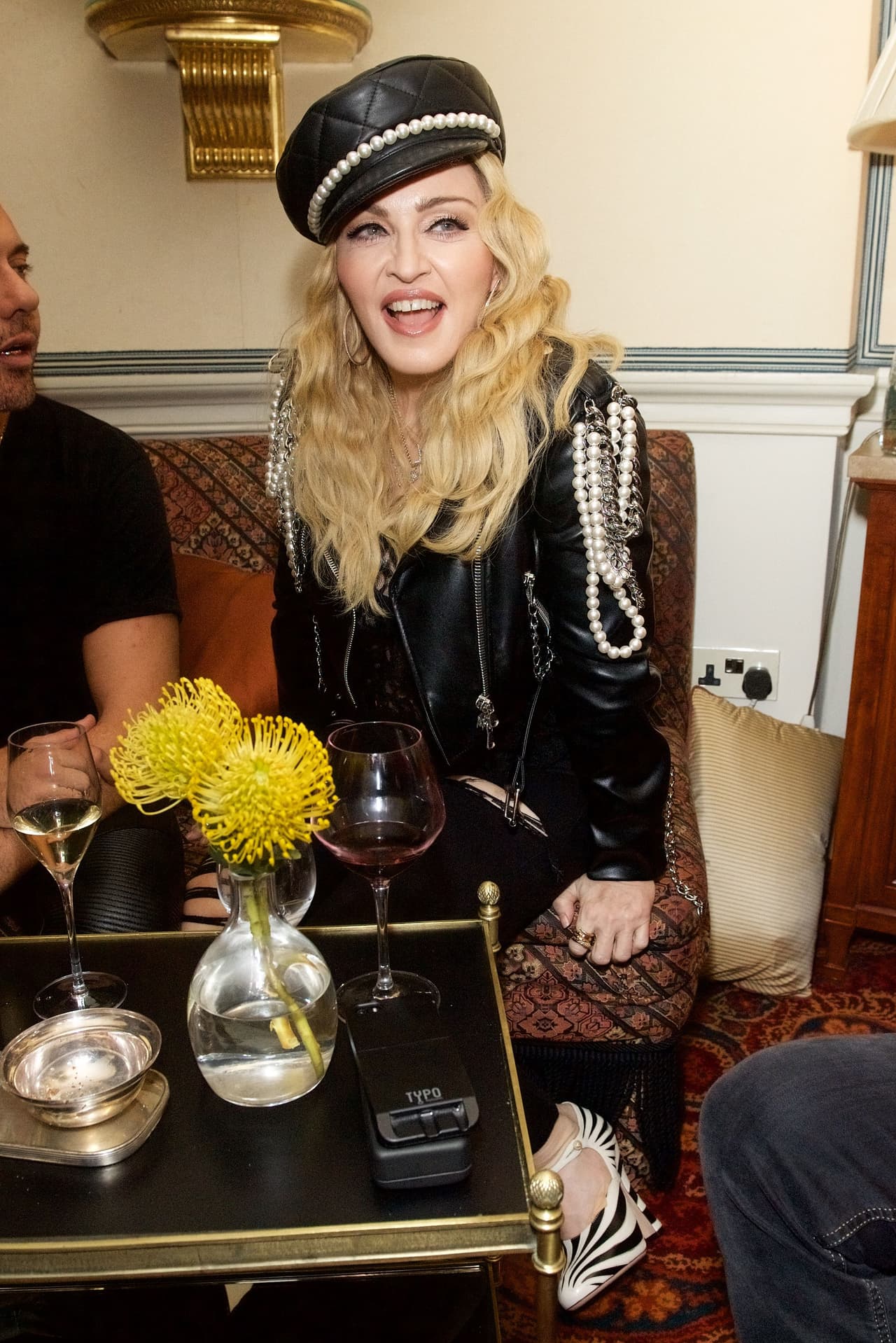 No paró de sonreír y charlar.