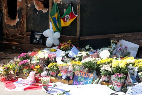 Uno de los socios de la discoteca Kiss, que se incendió el fin de semana pasado y cobró la vida de 235 personas, intentó suicidarse el martes con el cable del sistema de ducha eléctrica del hospital donde está internado bajo detención policial. Ver toda la información