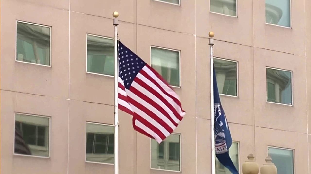 Beneficiarios de DACA corren riesgos al tramitar un nuevo estatus migratorio: Análisis