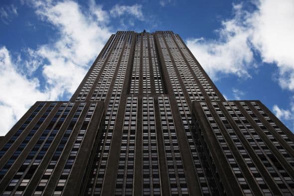 "Siete de esas propiedades están situadas en Midtown Manhattan (el barrio de negocios de Nueva York) incluido el Empire State Building, el edificio de oficinas más célebre", destaca.