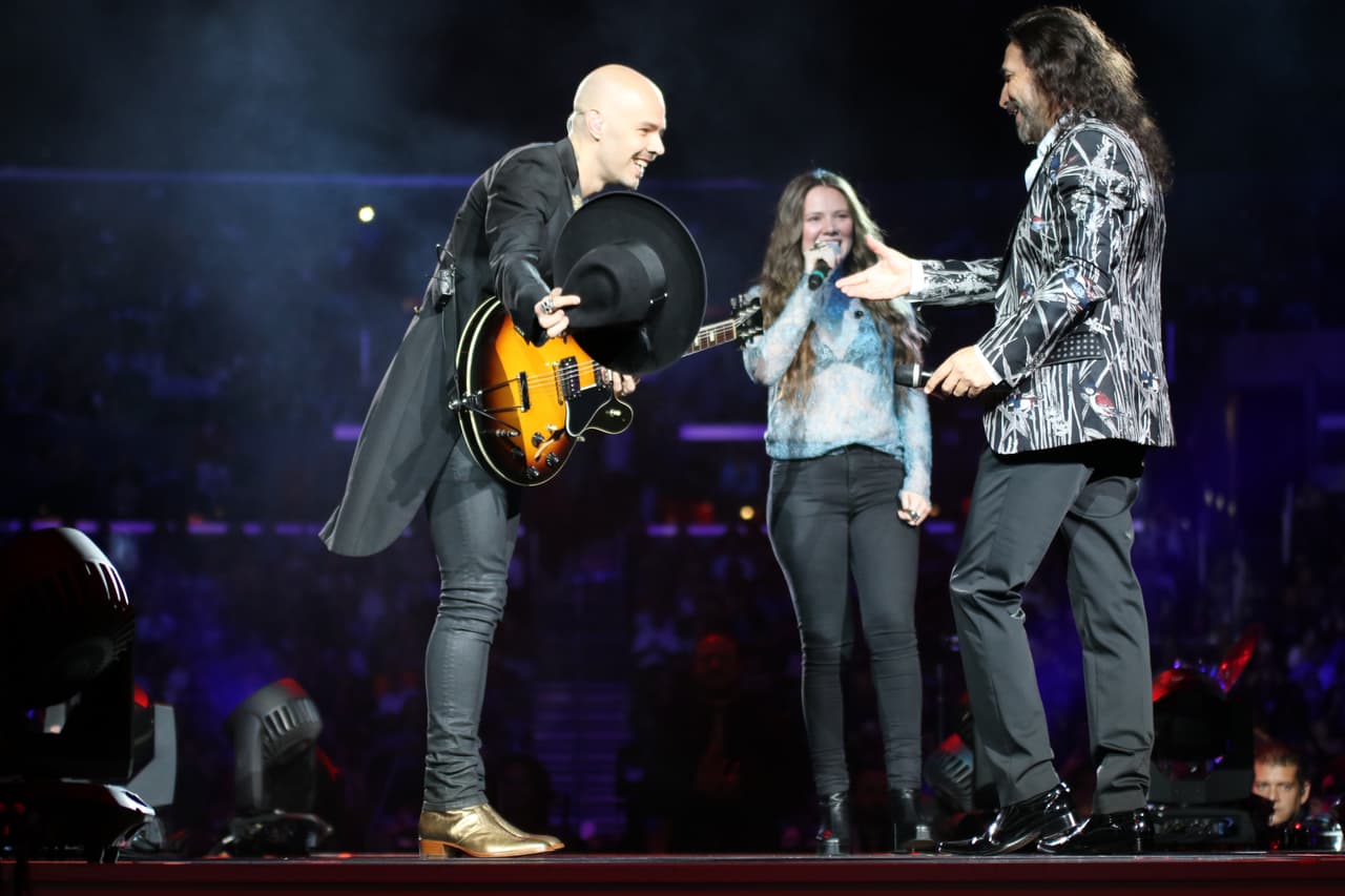 Es así como este cantautor mexicano con 40 años de trayctoria artística, más de 300 canciones grabadas y poco más de 20 discos editados es una leyenda que ha impregnado el escenario con su talento.