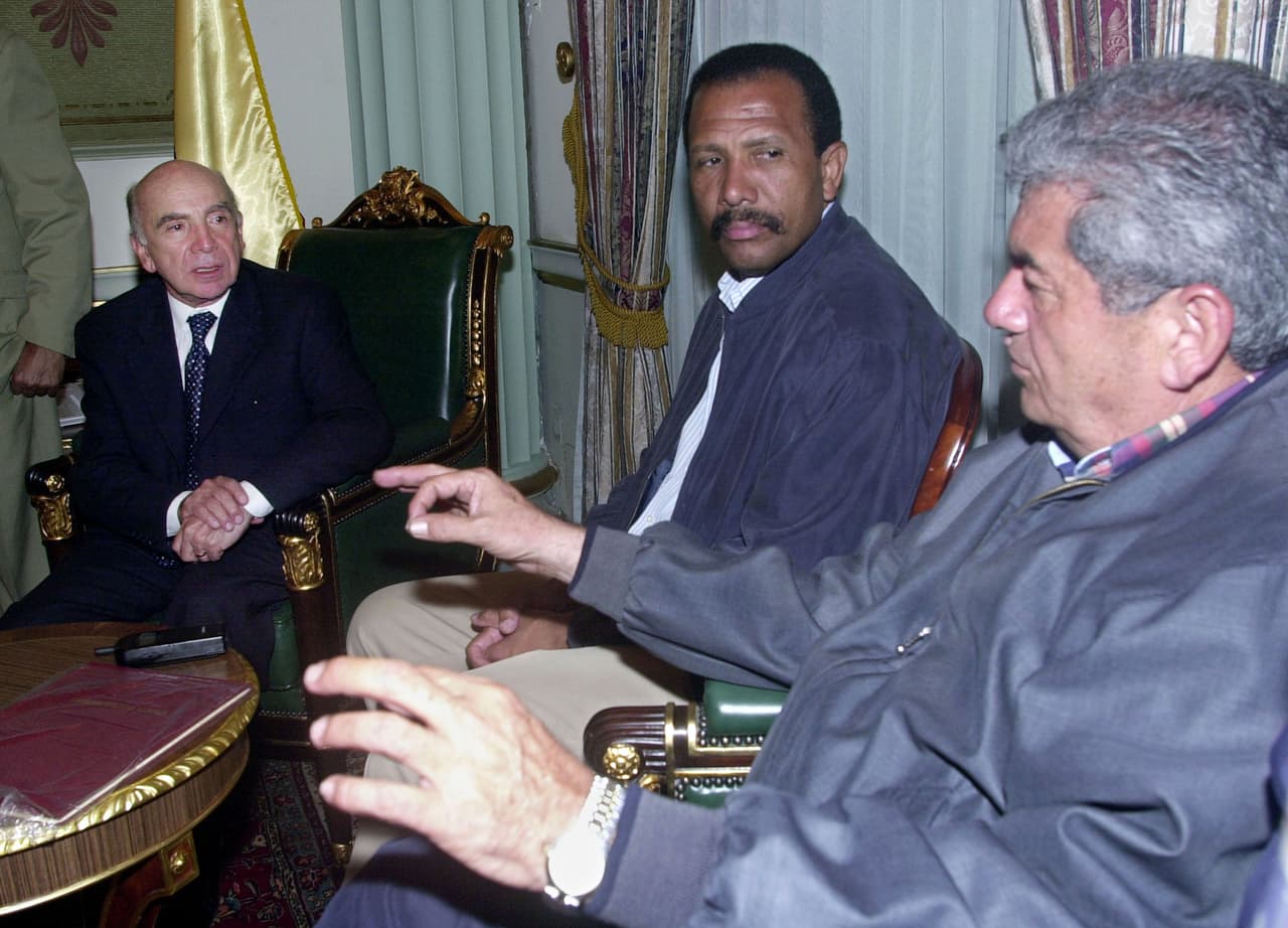 <b>Golpe de Estado contra Chávez.</b> El 11 de abril de 2002 más de un millón de personas marcharon en protesta hacia el Palacio Presidencial para exigir la renuncia de Hugo Chávez. El encuentro violento entre partidarios del presidente y opositores generó 14 muertes de civiles, lo que provocó que el alto mando militar pidiera la renuncia de Chávez. Él fue arrestado en la noche del 11 de abril y en la mañana del 12 los líderes del movimiento opositor tomaron el poder de facto. El entonces presidente de la cámara empresarial, Pedro Carmona Estanga, se autojuramentó Presidente de la República, derogó inmediatamente las leyes habilitantes y disolvió todos los poderes, lo que le restó apoyo de la oposición moderada y la comunidad internacional. En la foto, Pedro Carmona Estanga (izq) y los dirigentes del sindicato nacional Manuel Cova y Carlos Ortega, el 12 de abril en el Palacio Presidencial.