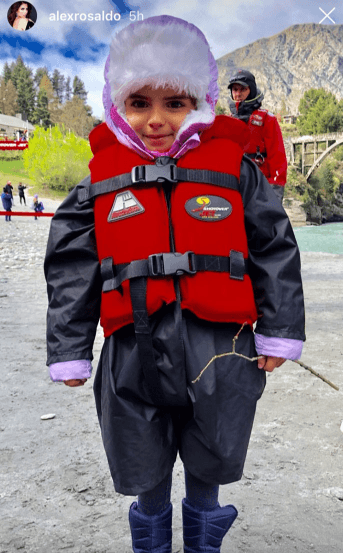 Más tarde, la pequeña Aitana dejó ver su espíritu aventurero en una atracción llamada 'S
<i>hotover Jet Boat Ride'.</i>