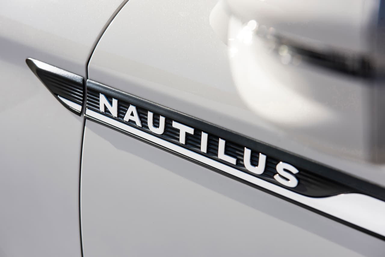 Con el uso del nombre Nautilus Lincoln da un paso adelante en el uso de nombres completos para sus vehículos y la eliminación de los nombre estilo 'sopa de letras'. Uno de los motivos que llevó a Lincoln a hacer este cambio es que los nombres en siglas eran particularmente confusos en el mercado chino donde Lincoln tiene puestas muchas de sus apuestas al futuro.