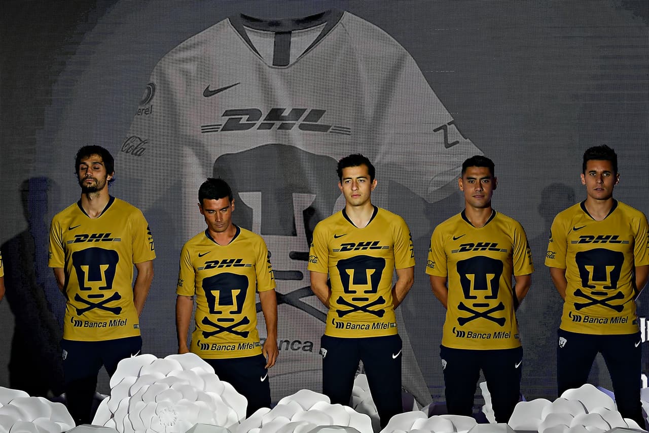 En busca de rememorar las luchas estudiantiles y celebrar las tradiciones del Día de Muertos, Nike y Pumas se unieron para crear una prenda que no dejara indiferente a ningún fan de los de la UNAM.