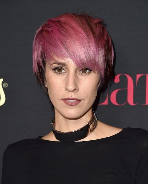 Y Dev, una cantautora estadounidense descubierta por 'The Cataracs'.