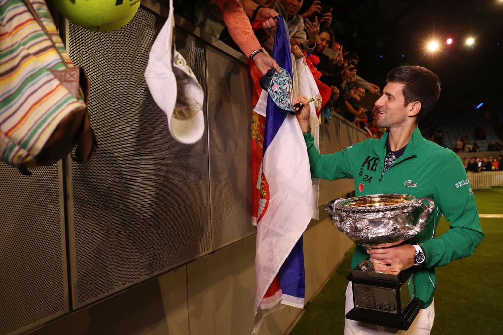Con una gran remontada, Djokovic vence al austriaco Dominic Thiem con parciales de 6-4 / 4-6 / 2-6 / 6-3 / 6-4 y, por octava ocasión, se lleva el Australian Open y vuelve a ser el número uno.