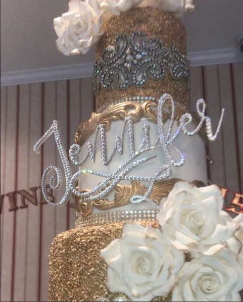 El pastel de JLo también tenía detalles en plata, que hacían contraste con el color oro y blanco que predominaba en la decoración.