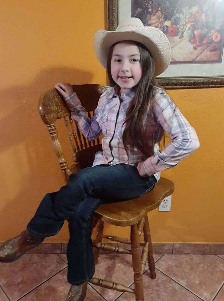 <a href="https://www.facebook.com/sanjua.garciademendez?comment_id=Y29tbWVudDozNzM5NTkxODM2MDY5MTY1XzM3Mzk2MzExNTkzOTg1NjY%3D">Sanjua Garcia de Mendez:</a> no hubo clases, pero no es motivo para que no se vistan. Ella está feliz aquí conmigo.