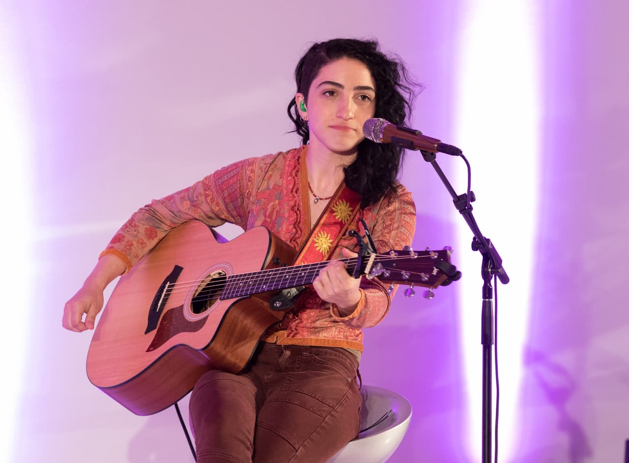 La hija de Gloria y Emilio Estefan, Emily, se encargó amenizar el evento.