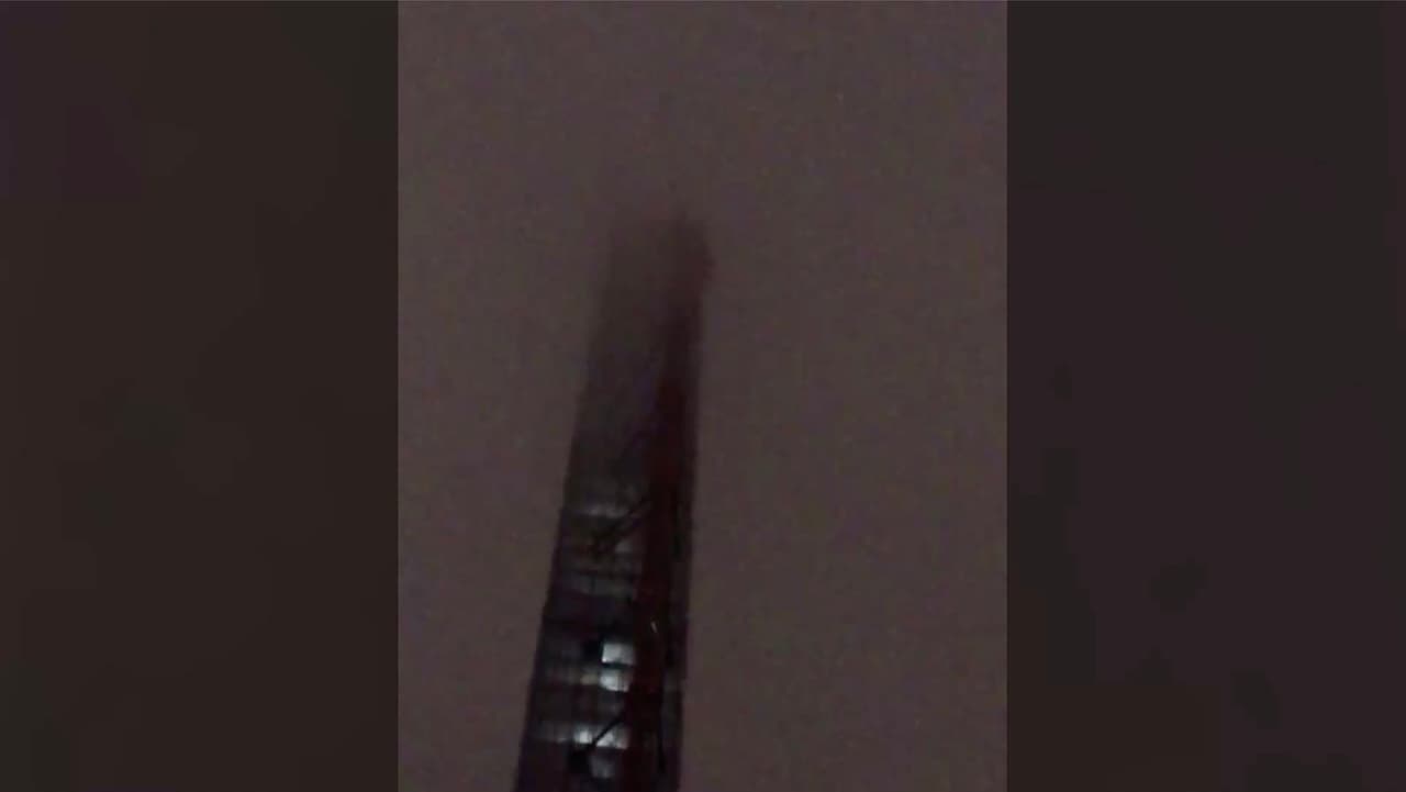 Grúa se descontrola a lo alto de un edificio en Manhattan, tirando escombros a la calle