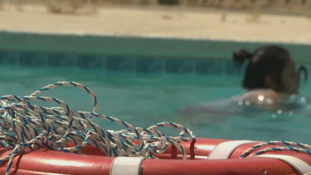 Un niño muere ahogado y su hermano está muy grave tras caer a una piscina en Glendale
