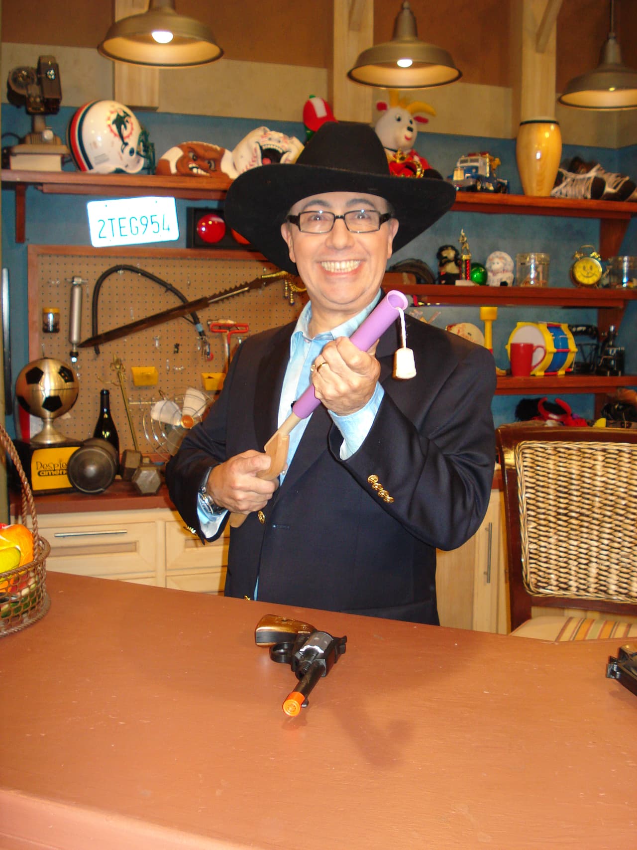 Un sombrero o incluso una bolsa de papel era suficiente para que Fernando se transformara.