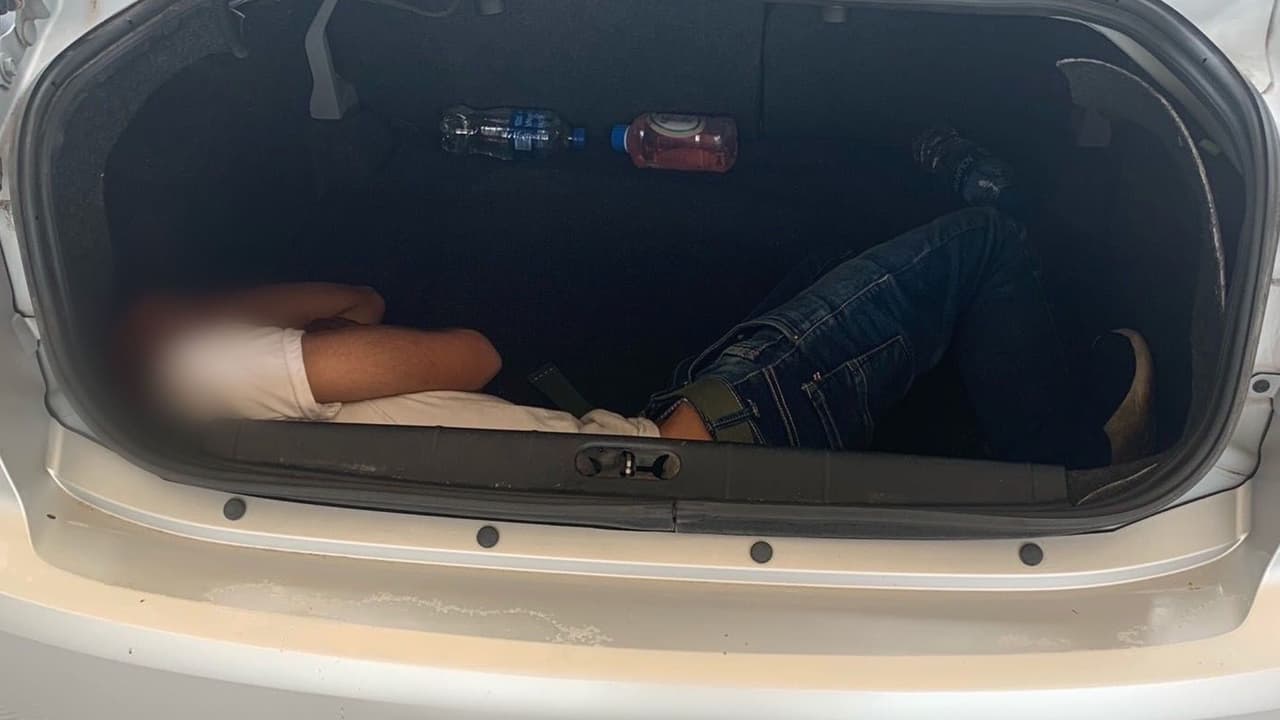 En otro incidente no relacionado con el anterior, agentes de la estación de Tucson encontraron a un inmigrante indocumentado encerrado en el maletero de un vehículo, el hombre llevaba líquidos para soportar el fuerte calor. El conductor fue arrestado.