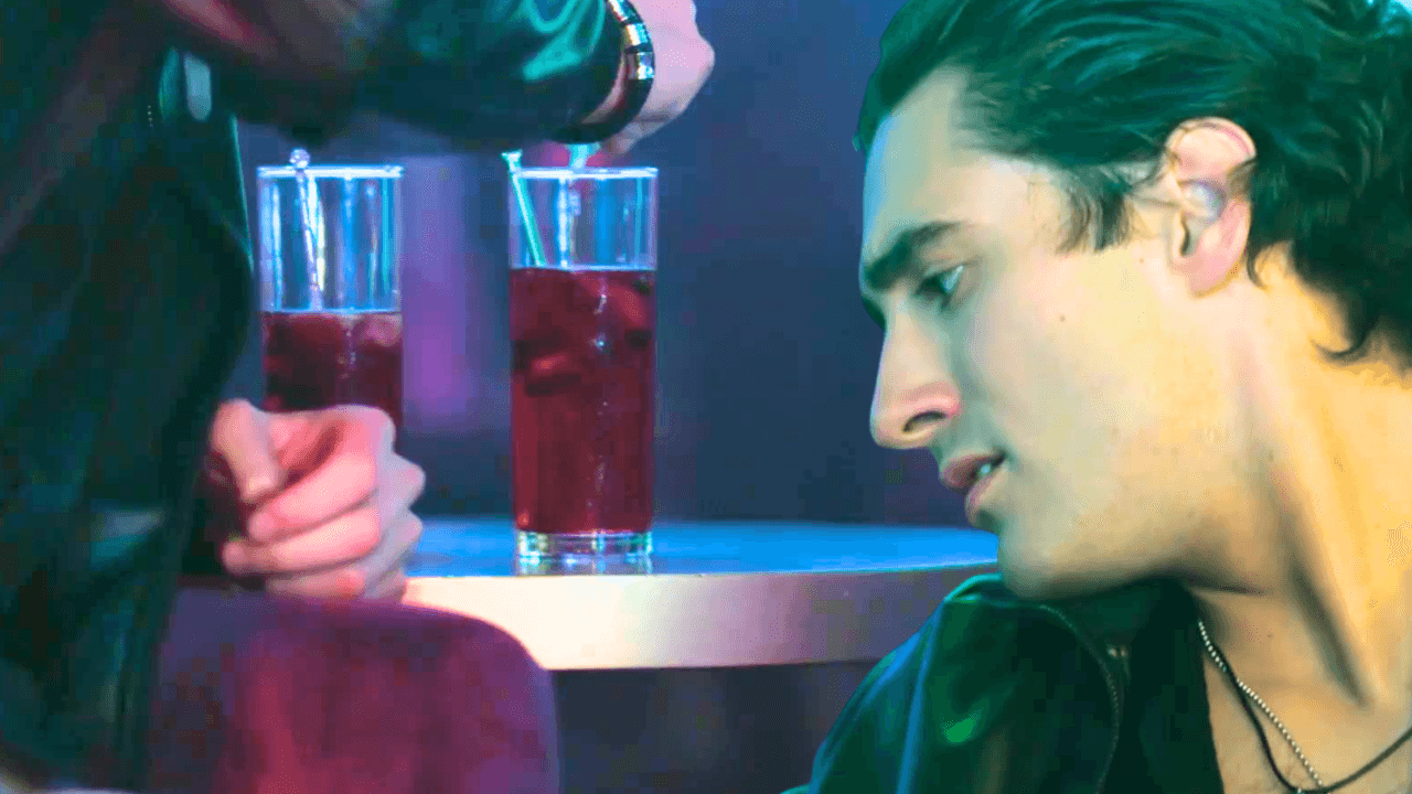 Valerio altera la bebida de Circe | Papás Por Siempre | Capítulo 29