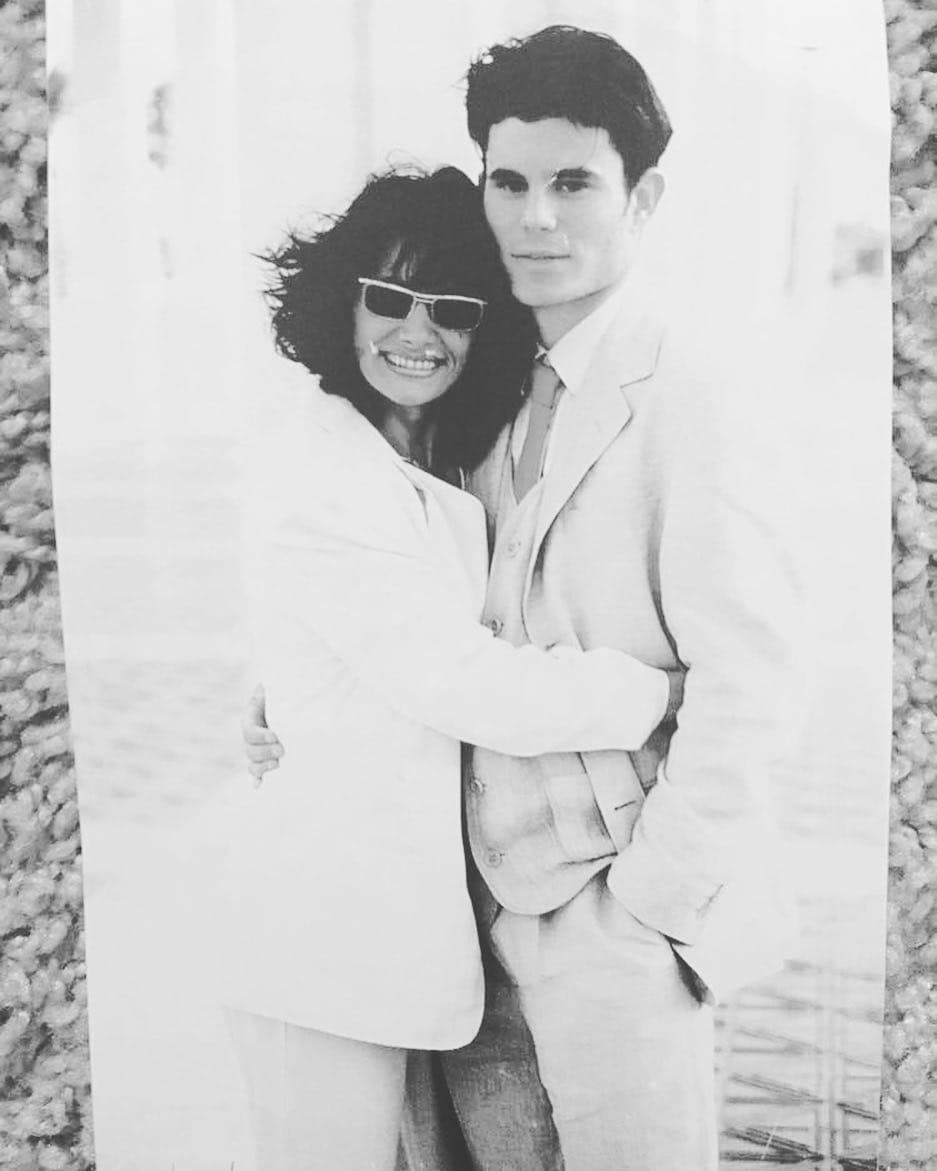 Al ir creciendo, amigos y familiares resaltaban el parecido que tenía con el artista.
<br>