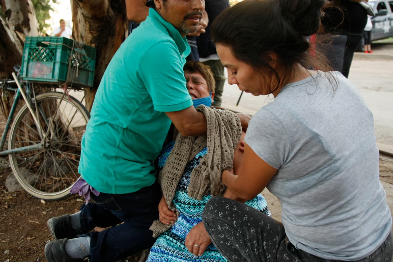 Sus familiares ayudan a darle apoyo para poder enfrentar la situación. En el centro donde se encontraba su hijo, según informaron las autoridades de seguridad del municipio de Irapuato, había alrededor de 35 personas cuando ocurrieron los hechos, por lo que se presume que algunas de ellas lograron escapar.