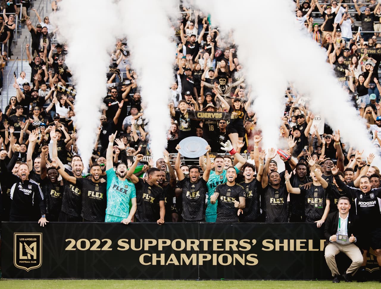 Bajo el mando de Steve Cherundolo, LAFC recuperó la sonrisa después de quedar eliminados de la postemporada 2021 de la Major League Soccer con Bob Bradley como entrenador. La afición volvió a creer al ver el compromiso y renovación de Carlos Vela y la llegada de fichajes de la talla de Gareth Bale y Giorgio Chiellini.Gary A. Vasquez/Gary A. Vasquez-USA TODAY Sports