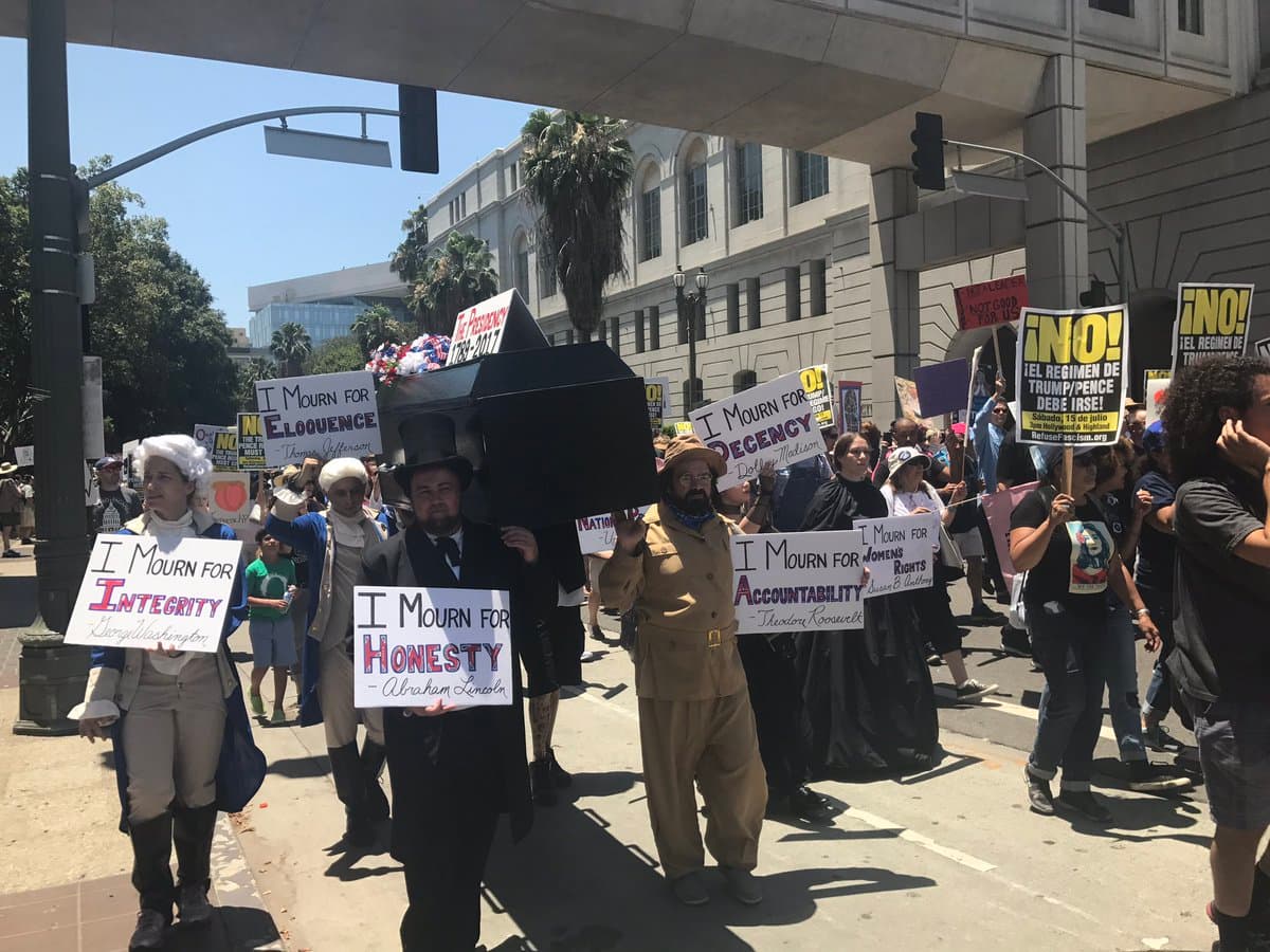 La presidencia de EEUU en un ataúd y los lamentos.