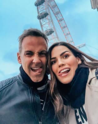 Se trata de un 'spin off' del
<b><a href="https://www.univision.com/shows/enamorandonos" target="_blank"> exitoso show de Enamorándonos USA</a></b>, que se transmite de lunes a viernes a las 8P/7C por 
<b>UniMás</b>. 
<br>