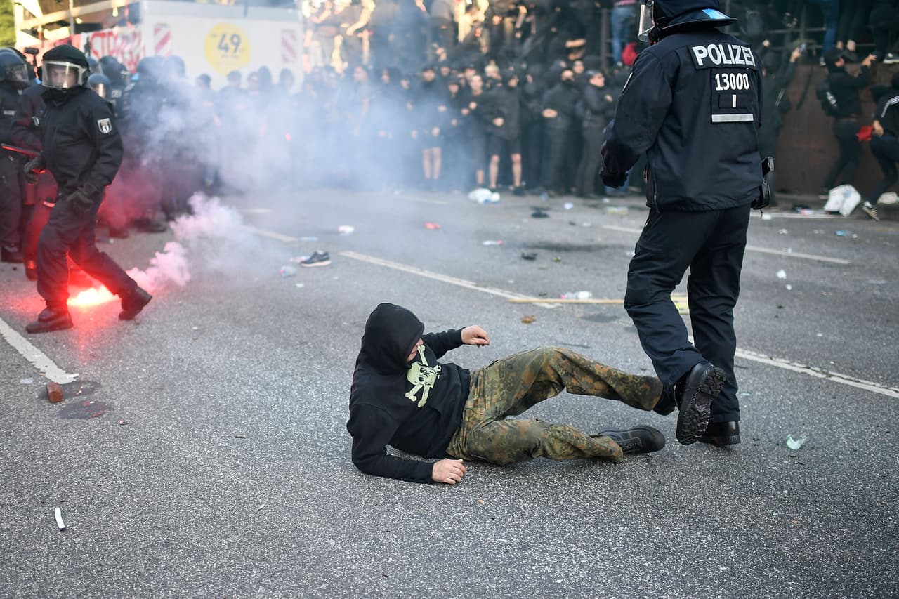 Además de la represión de las manifestaciones con gases y chorros de agua, la policía desmanteló los campamentos en los que pretendían dormir los manifestantes.