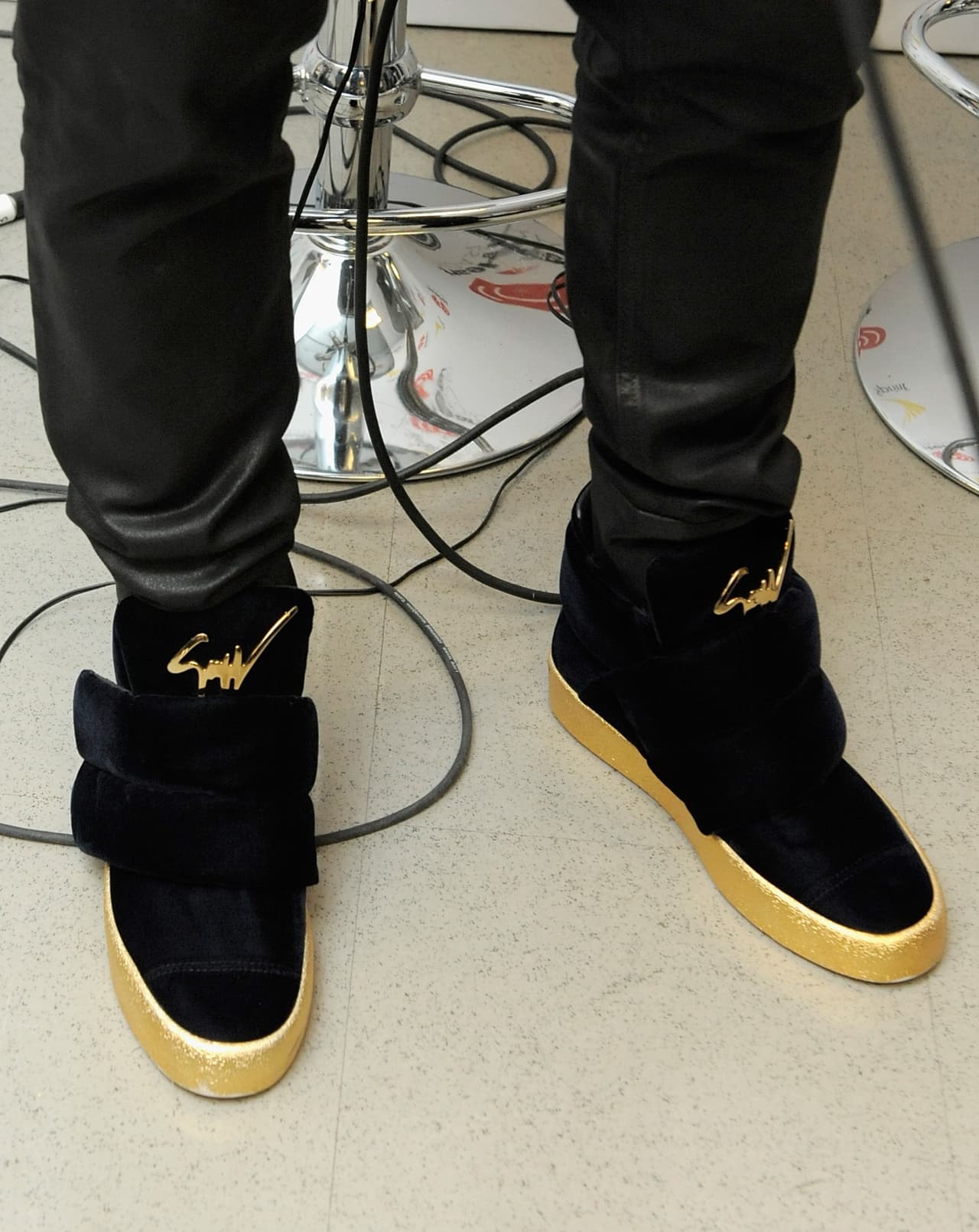 Wisin se ocupa de los detalles hasta en sus zapatos, como lo demuestra la línea dorada de estos tenis.