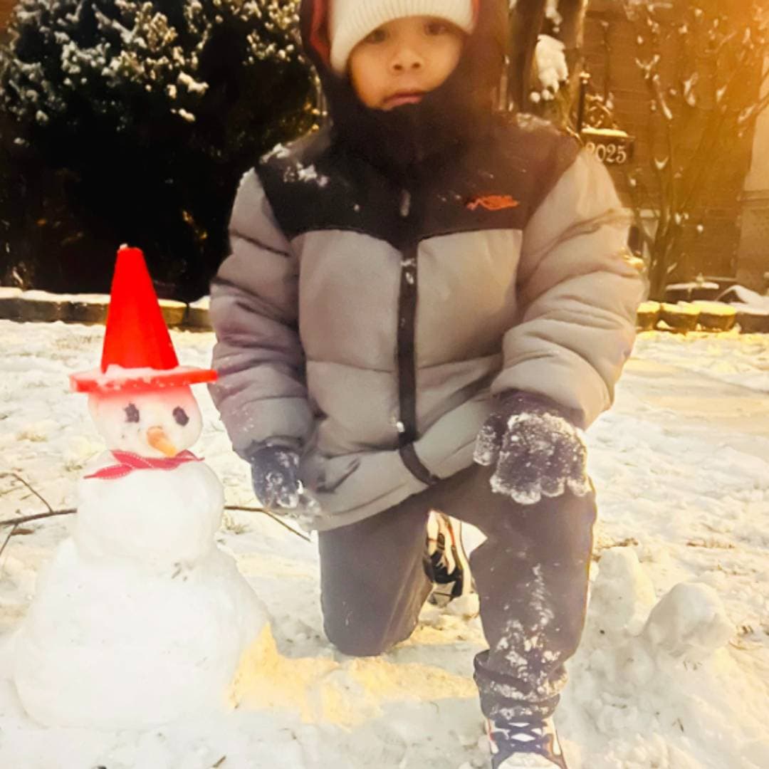 Gustavo López nos mostró el muñeco de nieve que hizo este pequeñito.