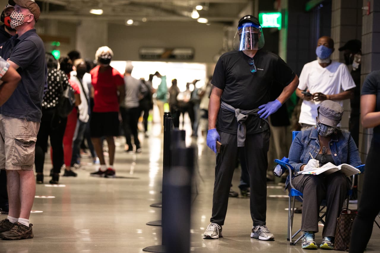 Votantes esperan en largas colas para poder ejercer su derecho al voto. Las elecciones anticiapadas comenzaron este lunes en Georgia.