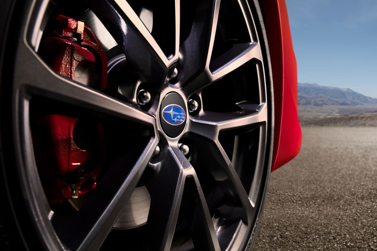 Sus llantas son de 18 pulgadas, y presentan una novedad: rines con un diseño de rayos dobles, algo que no se había visto en los modelos anteriores del WRX.