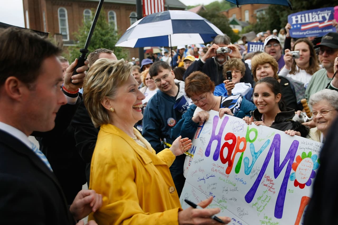 Como buena política, presentarse alegre y receptiva ante el público es esencial y Hillary ya lo domina. De vez en cuando, entre medias del protocolo, alguien consigue despertarle una sonrisa desde la sinceridad –algo que se nota a simple vista.