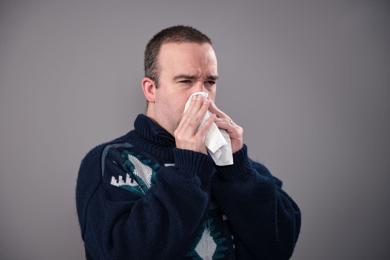 <b>Se suene antes de acostarse. </b>Los ronquidos también pueden producirse por diversos problemas respiratorios de tu pareja. Te recomendamos pedirle que se suene la nariz antes de meterse a la cama y que, además, se ponga unas gotas si considera que está resfriado o con gripe.