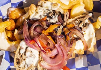 <h3 class="cms-H3-H3">Bomba de bistec</h3>
<br>Tacos gourmet, tortillas rellenas Pock'ets, macarrones con queso, papas fritas Tornado sazonadas o cargadas con pescado, pollo ennegrecido, camarones Yum Yum, coliflor, pollo frito o pollo Buffalo. Bombz: pollo, bistec y hamburguesa, y brochetas: mozzarella envuelta en tocino y jalapeño.