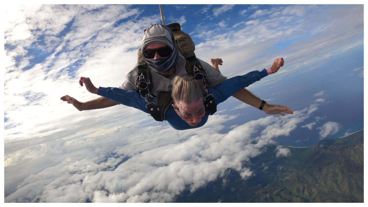 La nieta reconoce que ella estaba más nerviosa que su abuela, pues cuando le preguntó cómo se sentía, su abuela le dijo que 
<b>“relajada con el paisaje” desde 14,000 pies de altura.</b>
<br>