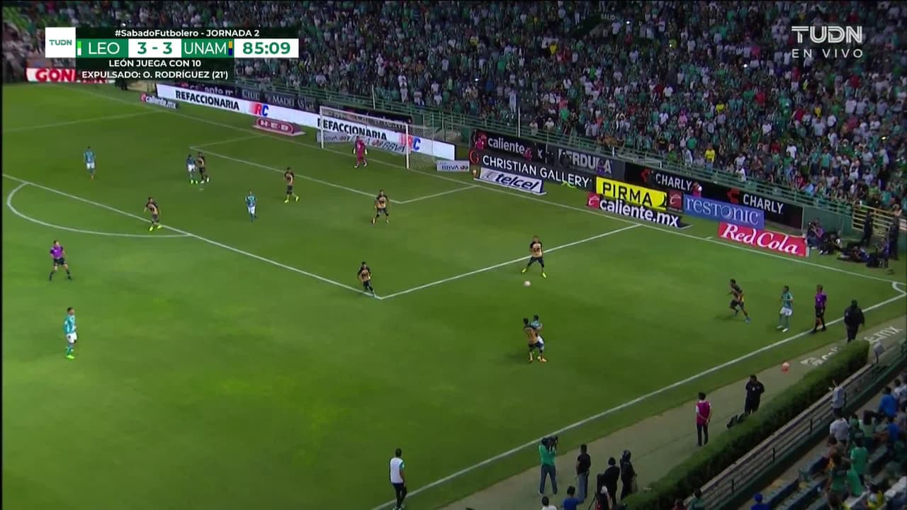 ¡TIRO ATAJADO! disparo por Byron Castillo.