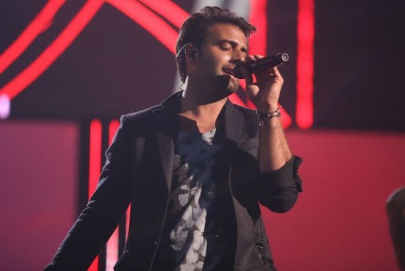 El sexy cantante se entregó por completo al escenario.