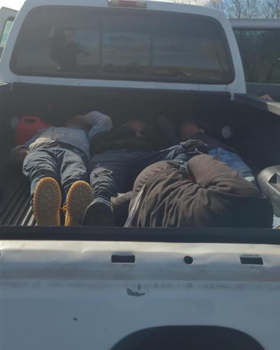 De forma reiterada, traficantes de personas intentan introducir a inmigrantes a Estados Unidos en vehículos.